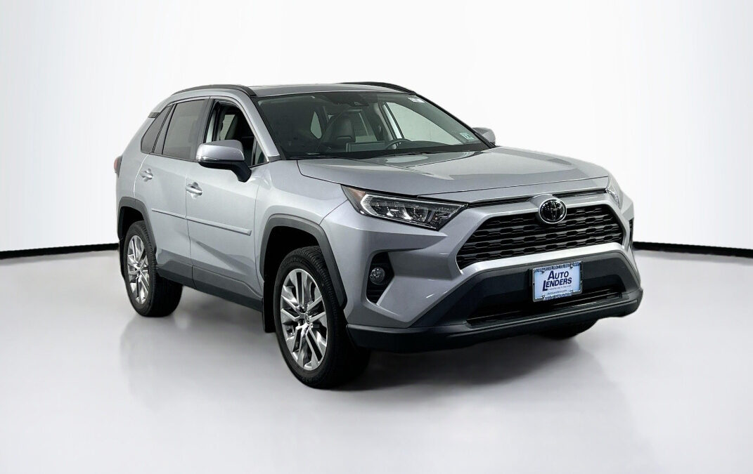 Silver SUV photographed in a 360Booth® Car Studio