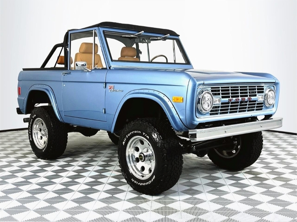 Vintage Bronco in a 360Booth® vehicle photo studio